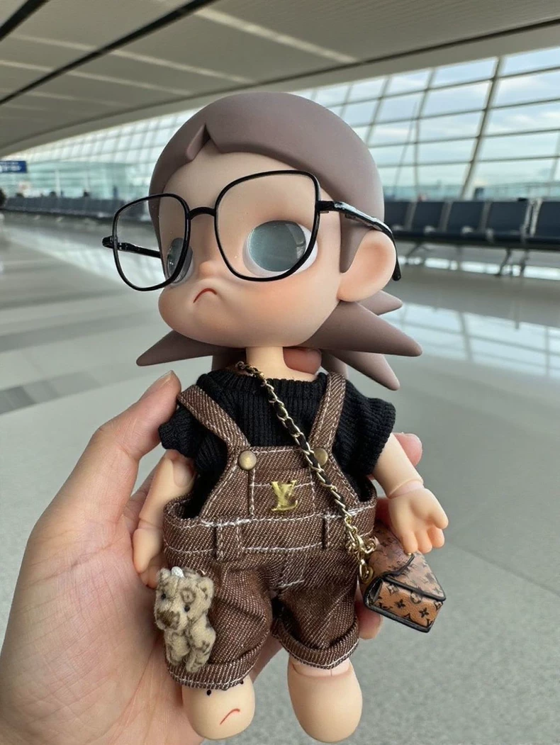 Chic Zsiga BJD 1/8 Doll Outfit - Black T-Shirt, Brown Overalls, Chain Bag & Glasses for Stylish Customization - Image 3