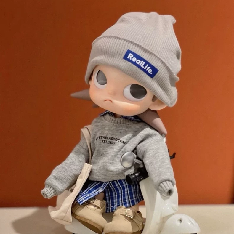 Zsiga BJD 1/8 Doll Outfit - Stylish Gray Hoodie, Plaid Shirt & Accessories Set for Creative Play & Collectors - Image 4