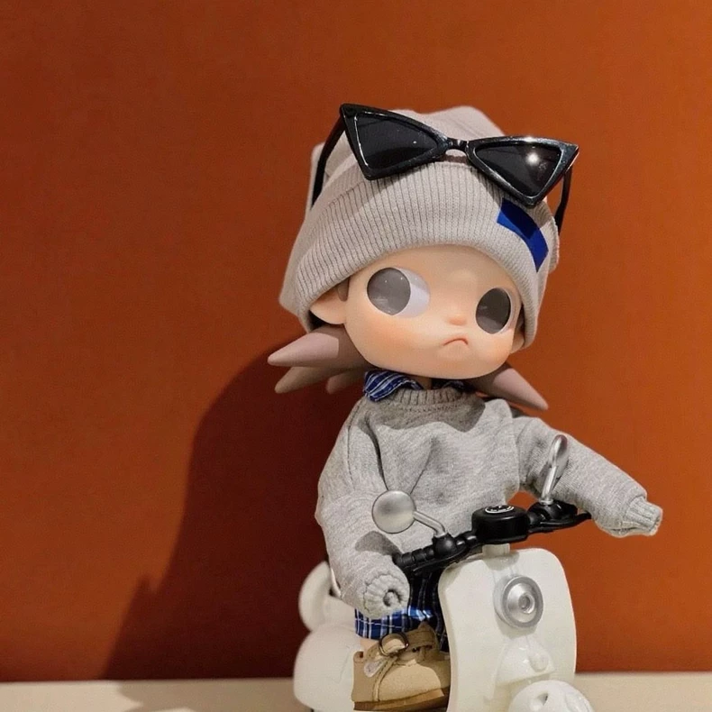 Zsiga BJD 1/8 Doll Outfit - Stylish Gray Hoodie, Plaid Shirt & Accessories Set for Creative Play & Collectors - Image 5
