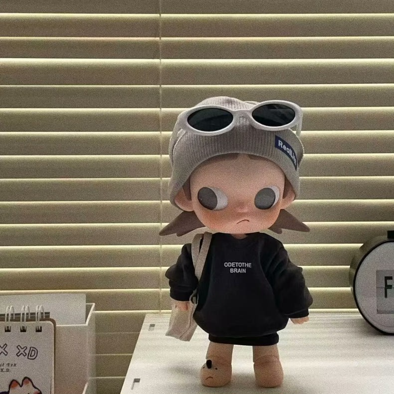 Zsiga BJD 1/8 Urban Chic Outfit: Black Hoodie, Beanie, Sunglasses & Bag - Image 1