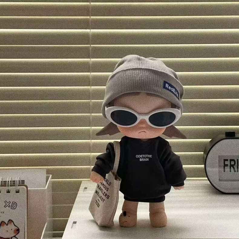 Zsiga BJD 1/8 Urban Chic Outfit: Black Hoodie, Beanie, Sunglasses & Bag - Image 2