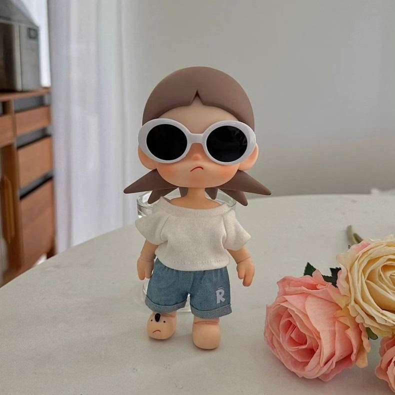 Zsiga 1/8 BJD Customizable Outfit: Chic White Top & Denim Shorts w/ Interchangeable Sunglasses - Durable Collector Set - Image 1