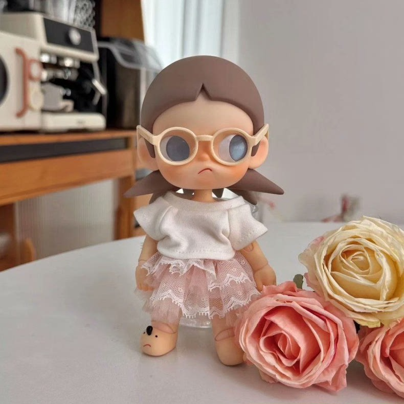 Zsiga 1/8 BJD Customizable Outfit: Chic White Top & Denim Shorts w/ Interchangeable Sunglasses - Durable Collector Set - Image 2