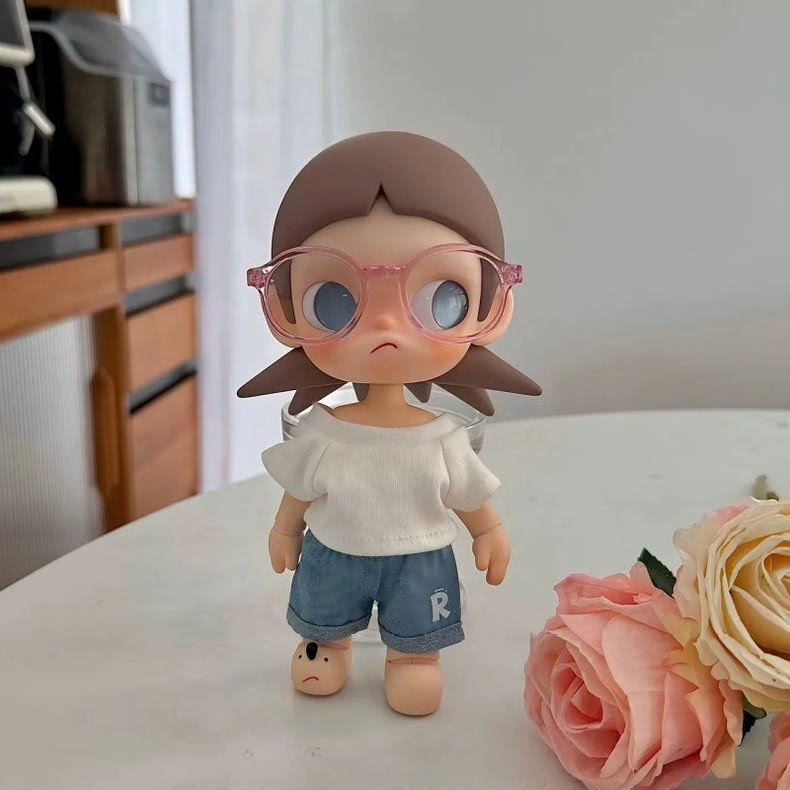 Zsiga 1/8 BJD Customizable Outfit: Chic White Top & Denim Shorts w/ Interchangeable Sunglasses - Durable Collector Set - Image 3