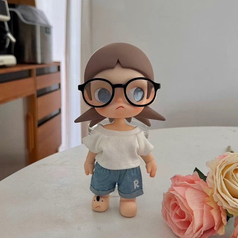 Zsiga 1/8 BJD Customizable Outfit: Chic White Top & Denim Shorts w/ Interchangeable Sunglasses - Durable Collector Set - Image 4