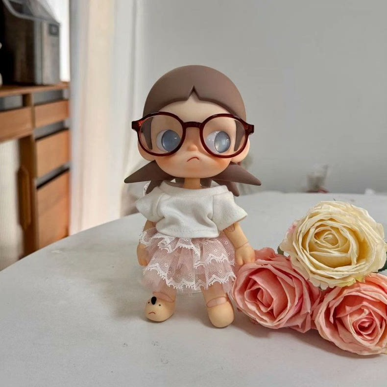 Zsiga 1/8 BJD Customizable Outfit: Chic White Top & Denim Shorts w/ Interchangeable Sunglasses - Durable Collector Set - Image 6