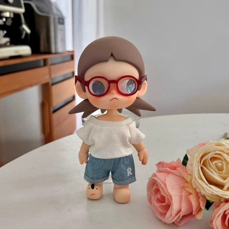 Zsiga 1/8 BJD Customizable Outfit: Chic White Top & Denim Shorts w/ Interchangeable Sunglasses - Durable Collector Set - Image 7