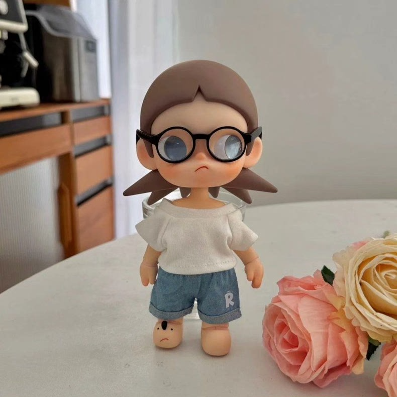 Zsiga 1/8 BJD Customizable Outfit: Chic White Top & Denim Shorts w/ Interchangeable Sunglasses - Durable Collector Set - Image 9