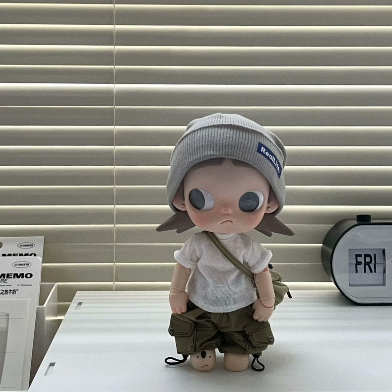 Zsiga BJD 1/8 Doll Outfit Set: Stylish Gray & Olive Hat, Top, Pants & Crossbody Bag - Image 1