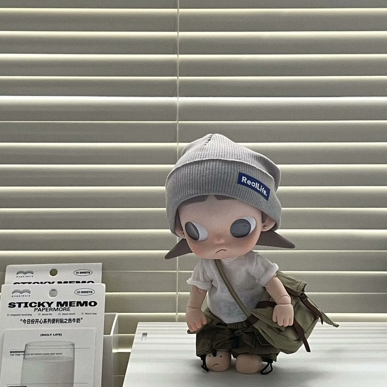 Zsiga BJD 1/8 Doll Outfit Set: Stylish Gray & Olive Hat, Top, Pants & Crossbody Bag - Image 2