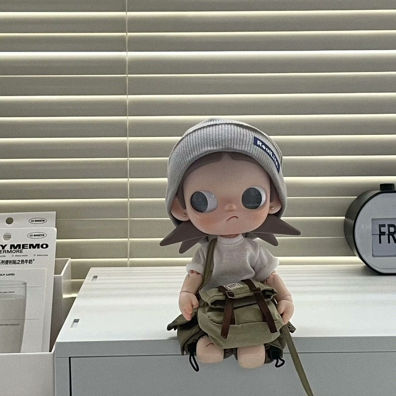 Zsiga BJD 1/8 Doll Outfit Set: Stylish Gray & Olive Hat, Top, Pants & Crossbody Bag - Image 3