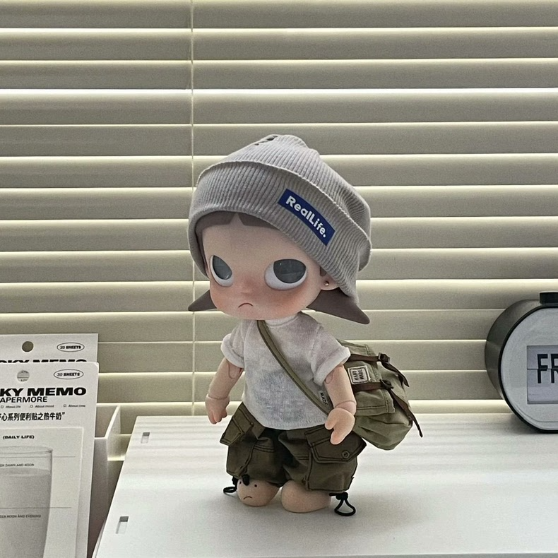 Zsiga BJD 1/8 Doll Outfit Set: Stylish Gray & Olive Hat, Top, Pants & Crossbody Bag - Image 4