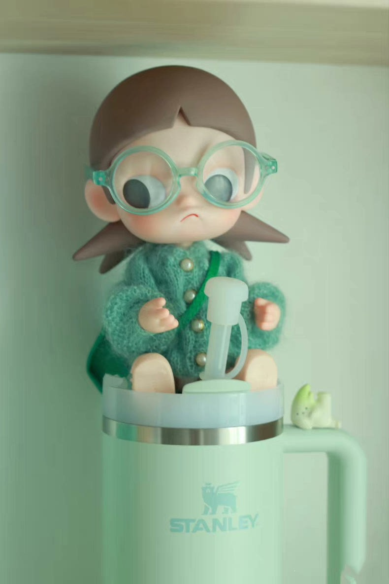 Zsiga BJD 1/8 Doll Outfit: Hand-Knitted Sweater, Green Glasses & Stylish Bag – Premium Collector’s Ensemble - Image 1