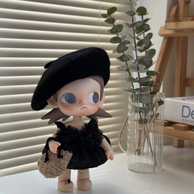 Elegant Zsiga BJD 1/8 Outfit - Luxe Black Lace Ensemble with Detachable Beret & Handbag for Collectors - Image 1