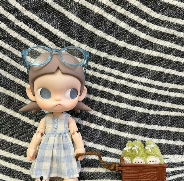 Zsiga BJD 1/8 Cotton-Linen Plaid Dress Outfit with Glasses for Doll Collectors - Durable & Stylish - Image 1