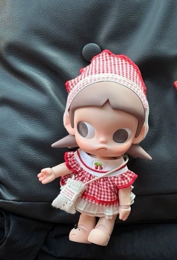 Charming BJD Doll Picnic Outfit - Cherry Embroidered Plaid Dress Set with Headband & Knit Bag for Zsiga Dolls - Image 3