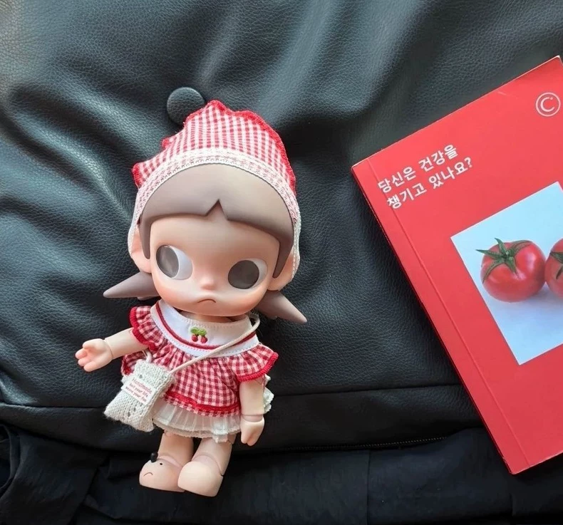 Charming BJD Doll Picnic Outfit - Cherry Embroidered Plaid Dress Set with Headband & Knit Bag for Zsiga Dolls - Image 5
