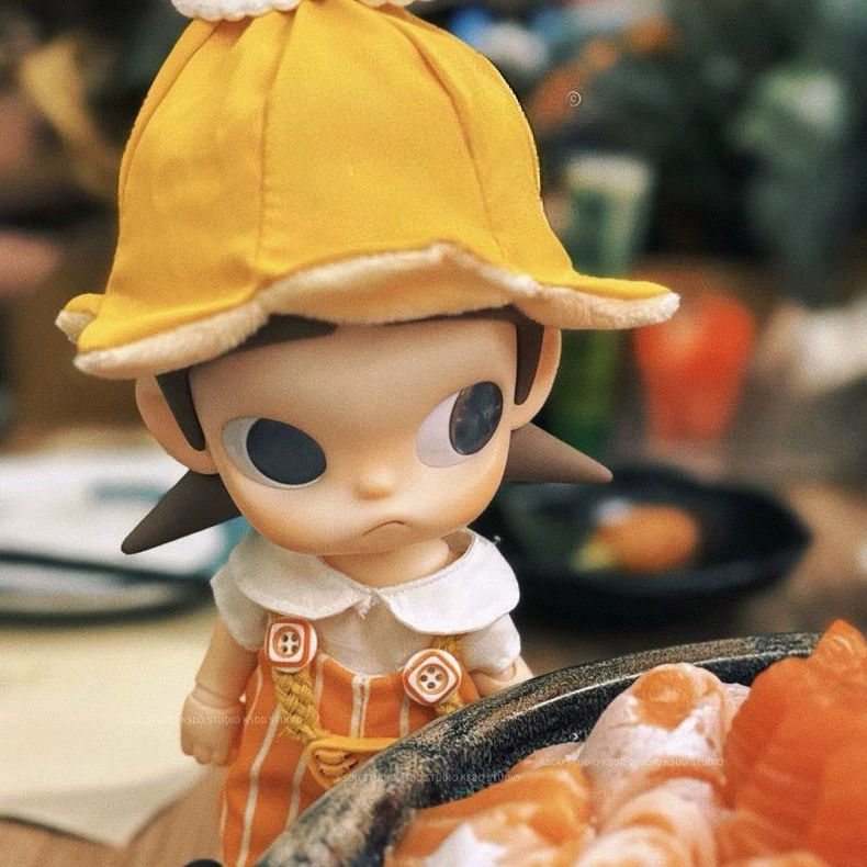 Playful Banana-Themed Zsiga BJD 1/8 Outfit - Yellow Hat, Orange Overalls, Stylish Doll Ensemble for Collectors - Image 2