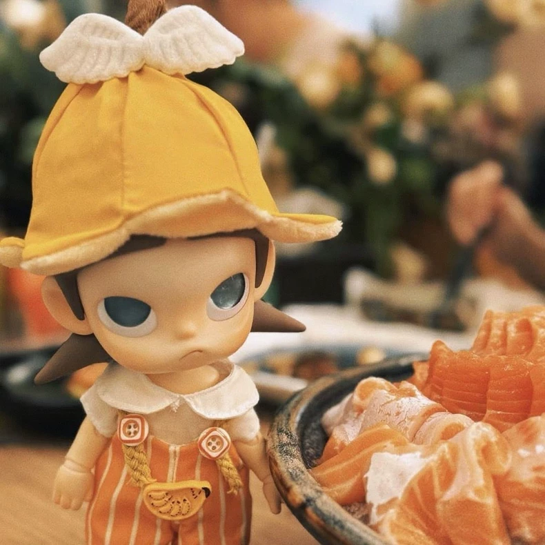 Playful Banana-Themed Zsiga BJD 1/8 Outfit - Yellow Hat, Orange Overalls, Stylish Doll Ensemble for Collectors - Image 3
