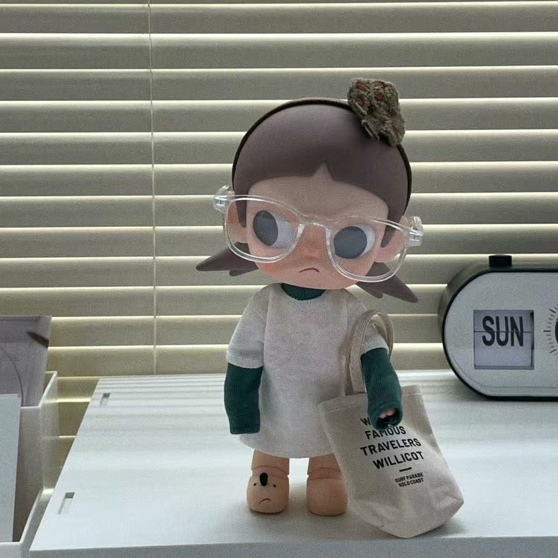 Zsiga BJD 1/8 Doll Outfit - Cozy Hoodie, Stylish Bag & Trendy Sunglasses for Collectors - High-Quality Fashion Ensemble - Image 1