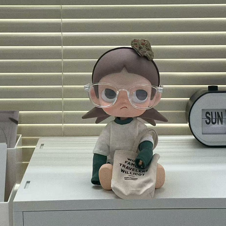 Zsiga BJD 1/8 Doll Outfit - Cozy Hoodie, Stylish Bag & Trendy Sunglasses for Collectors - High-Quality Fashion Ensemble - Image 3