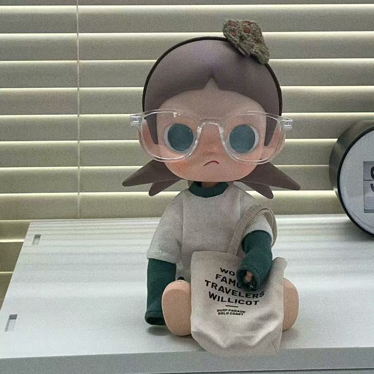 Zsiga BJD 1/8 Doll Outfit - Cozy Hoodie, Stylish Bag & Trendy Sunglasses for Collectors - High-Quality Fashion Ensemble - Image 6