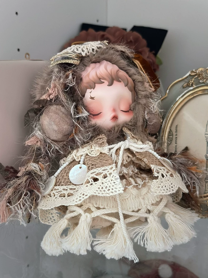 Elegant Skullpanda Doll Outfit: Luxe Lace & Plush Fabrics for Collectors - Image 2