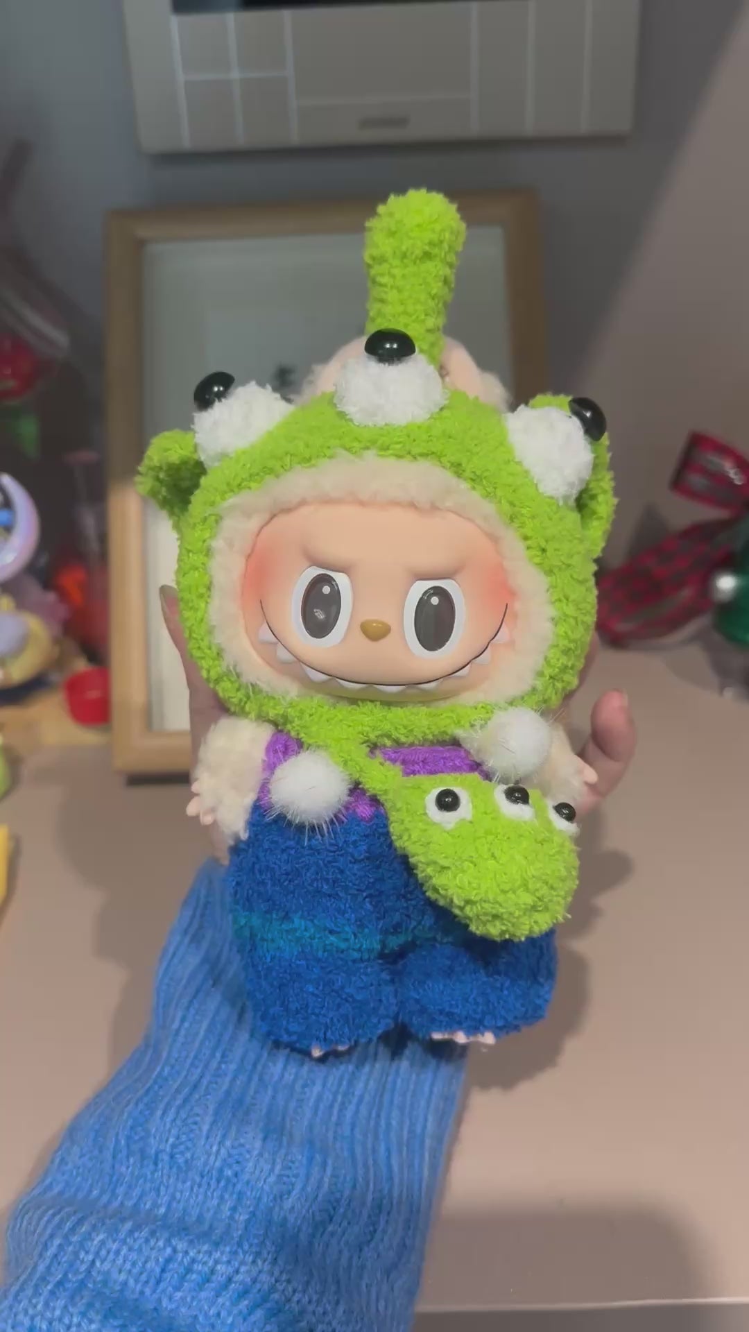 Charming LABUBU Doll Outfit – Cozy Hat, Top & Bag Set | Vibrant Colors - Video 1