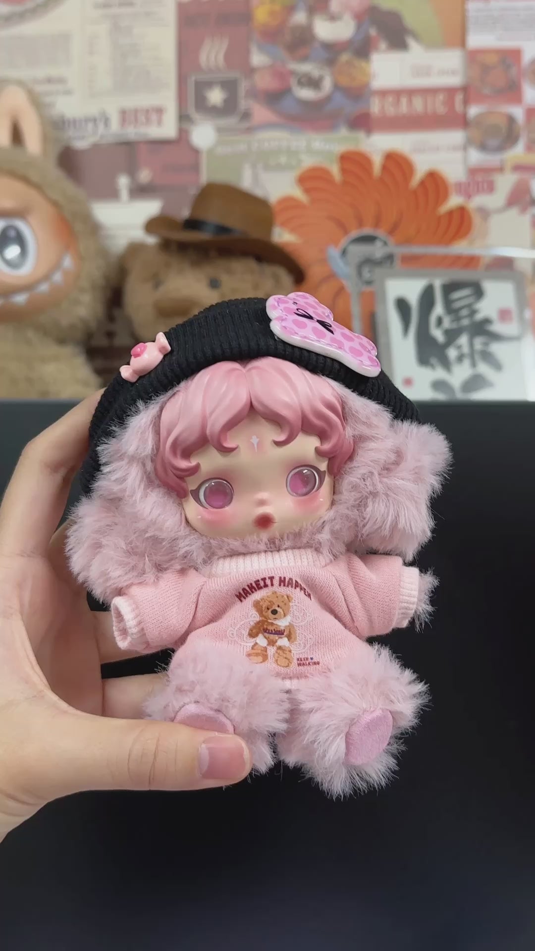 Adorable Skullpanda Doll Outfit – Cozy Pink Sweater & Hat Set for Collectors - Video 1