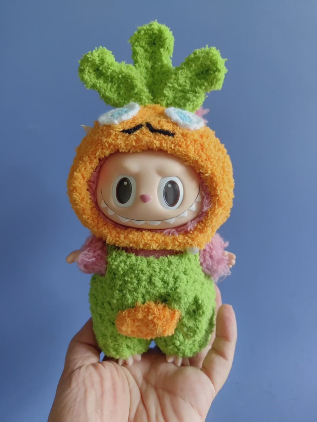 Whimsical Carrot Outfit for Labubu Dolls – Vibrant Orange & Green Playful Ensemble for Collectors - Video 1