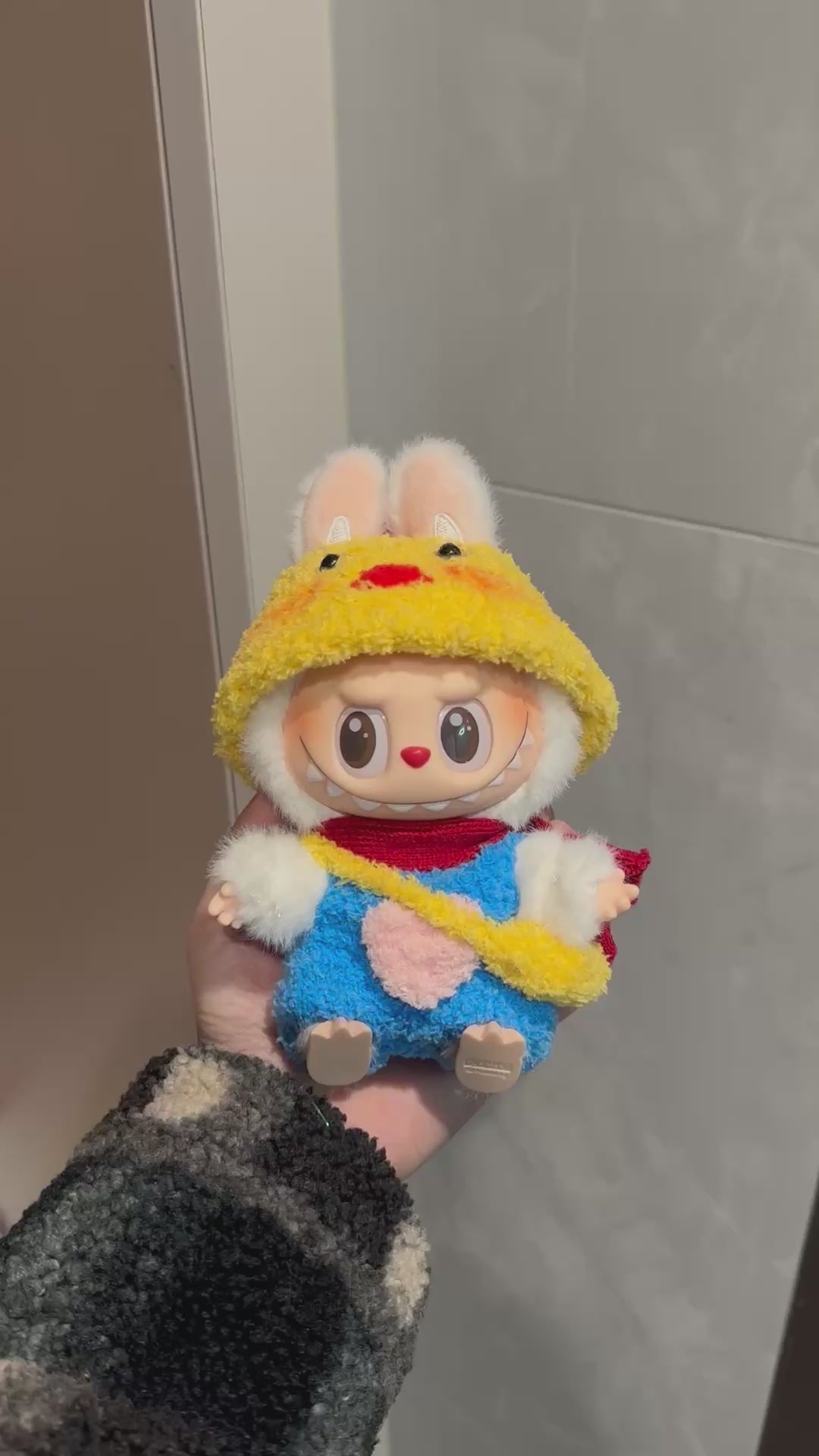 Festive New Year Labubu Doll Outfit Set: Plush Hat, Adorable Clothes & Shoulder Bag – Handcrafted & Vibrant - Video 1