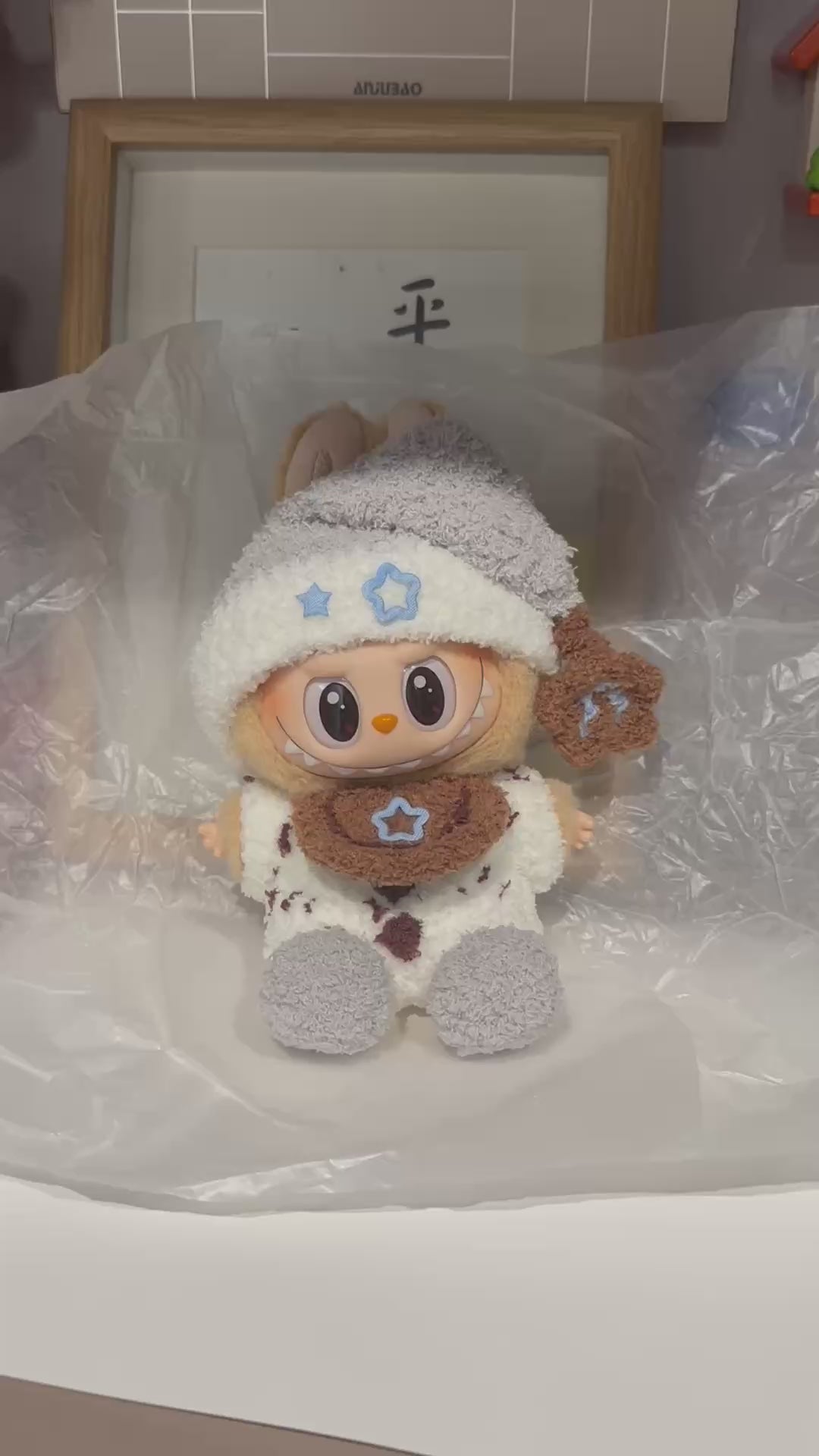 Charming LABUBU Doll Outfit: Cozy Headpiece, Adorable Clothes & Snug Shoes – Perfect for Collectors! - Video 1